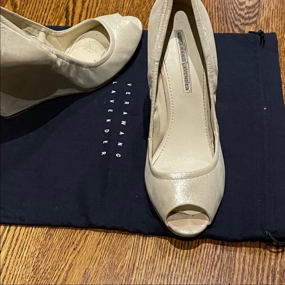 VERA WANG LAVENDER gold wedge peep toe sandals - Picture 3 of 7